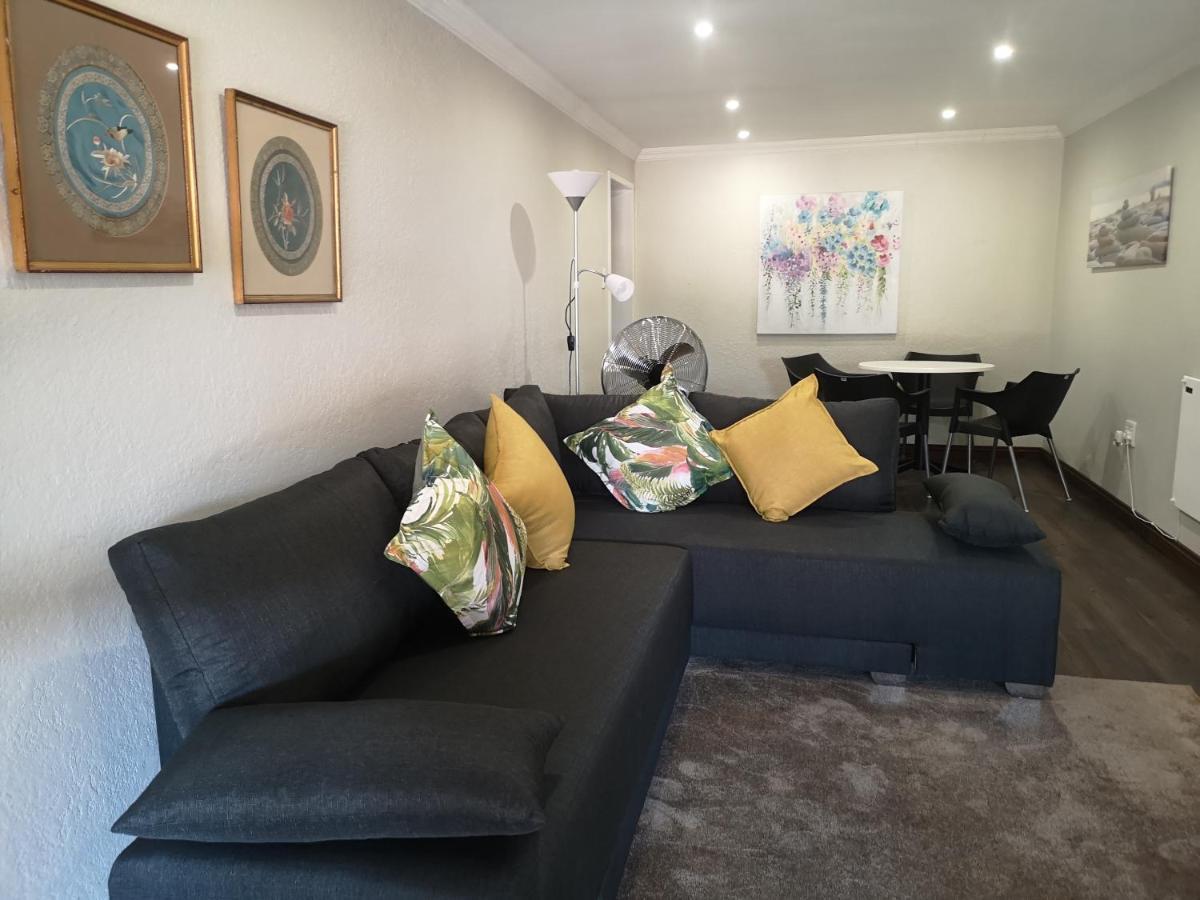 Rest-A-While Guest House - Pretoria-Noord Eksteriør bilde