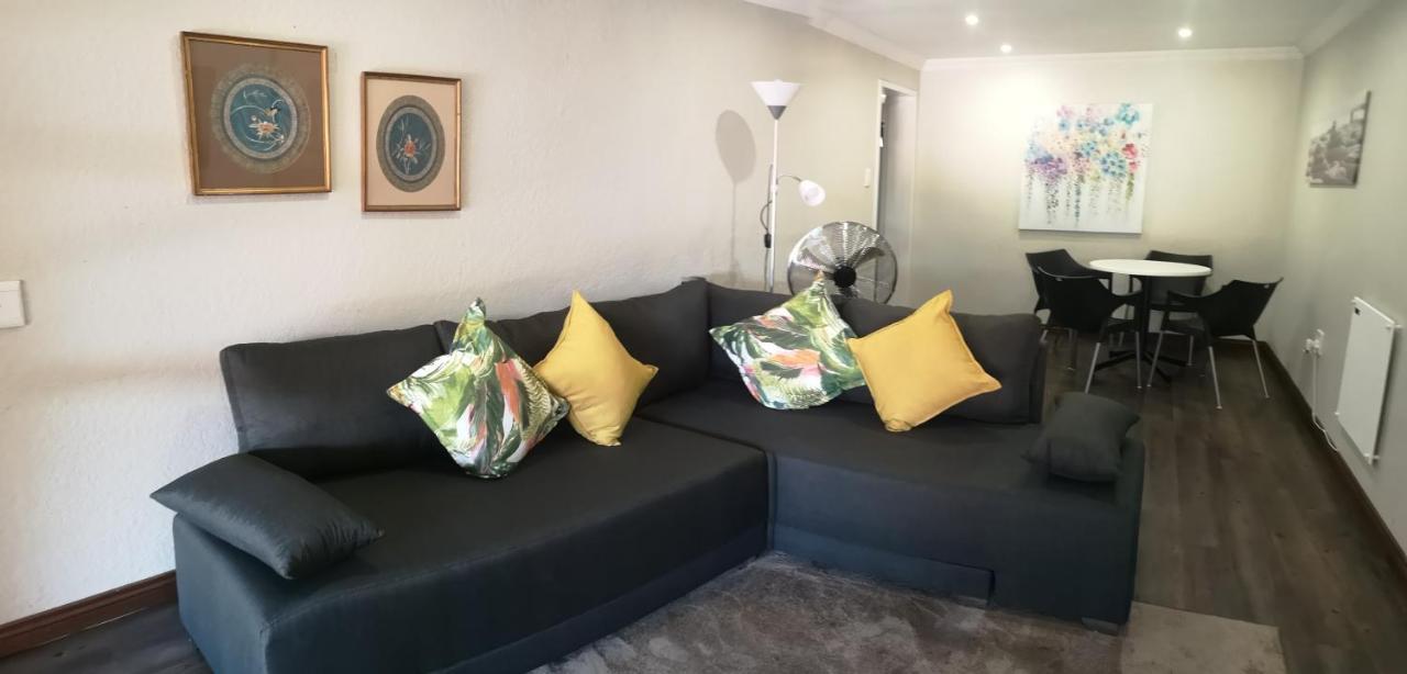 Rest-A-While Guest House - Pretoria-Noord Eksteriør bilde