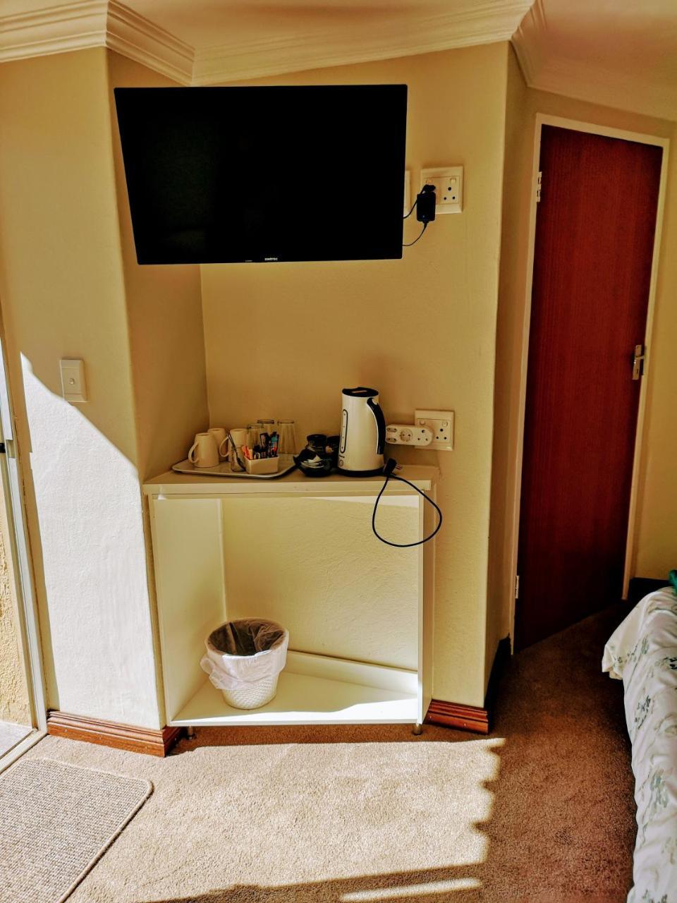 Rest-A-While Guest House - Pretoria-Noord Eksteriør bilde