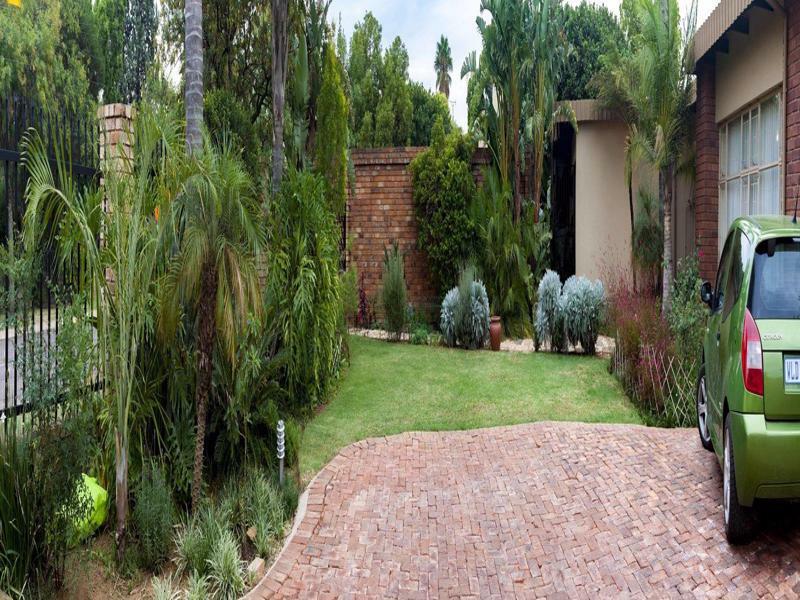 Rest-A-While Guest House - Pretoria-Noord Eksteriør bilde